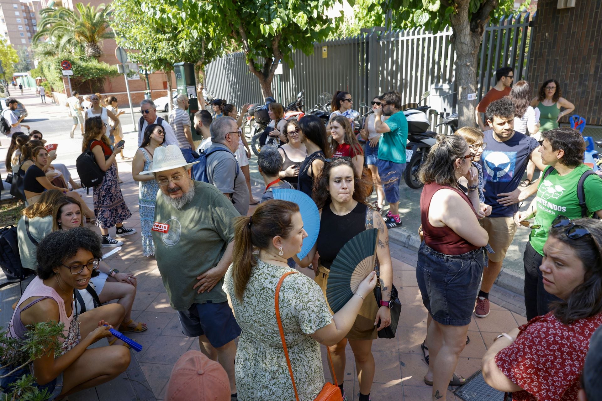 Las protestas de los opositores docentes a las puertas de la Consejería, en imágenes
