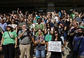 La protesta de los opositores, este viernes, en la Consejería de Educación.