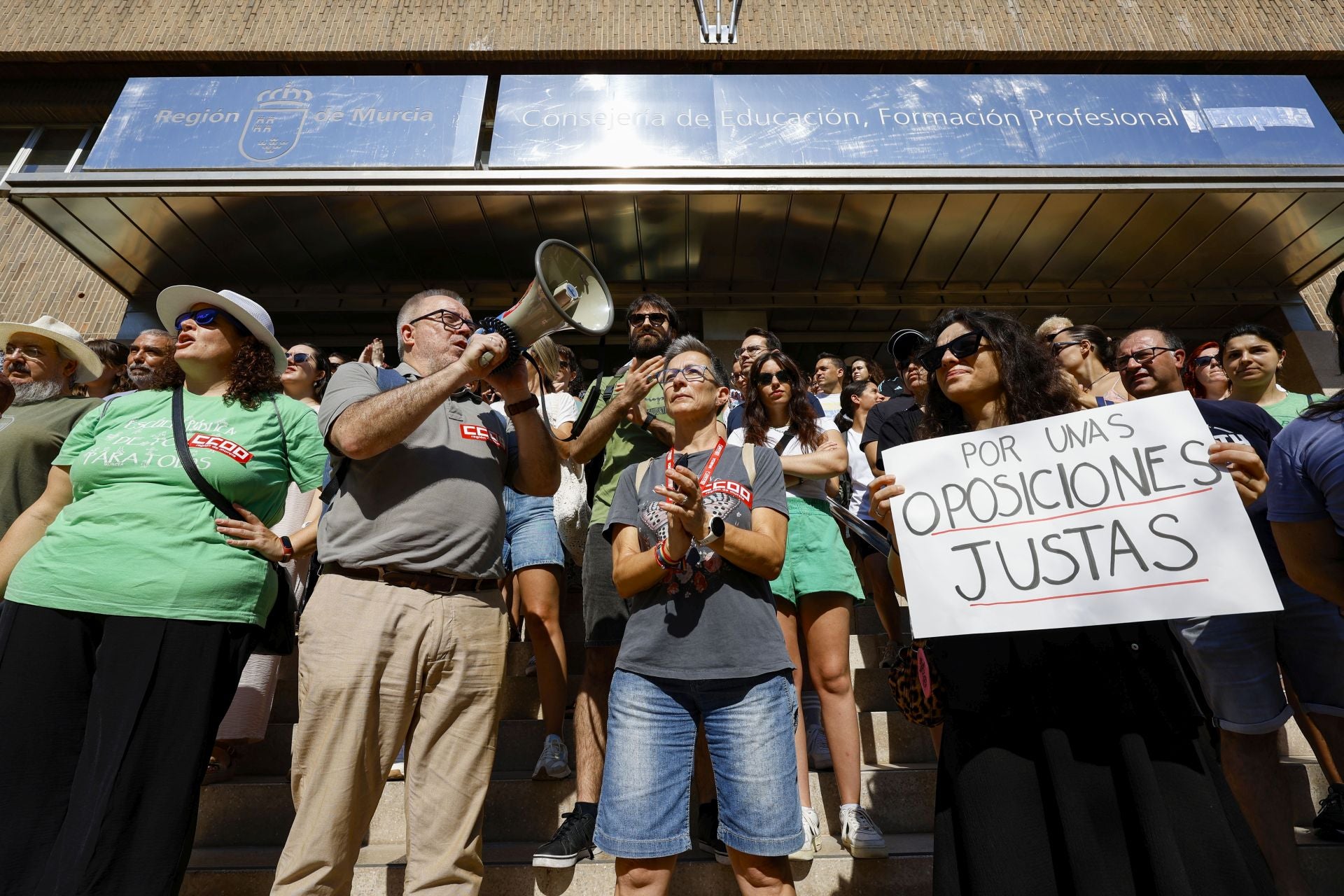 Las protestas de los opositores docentes a las puertas de la Consejería, en imágenes