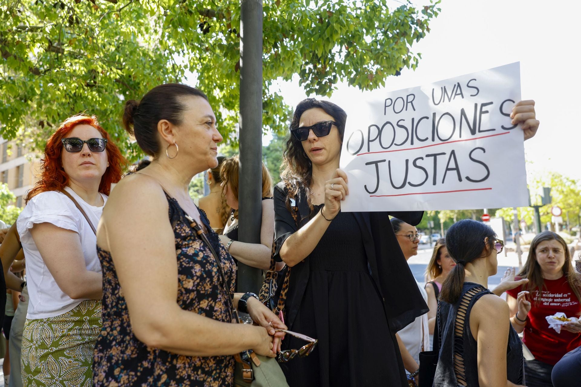Las protestas de los opositores docentes a las puertas de la Consejería, en imágenes