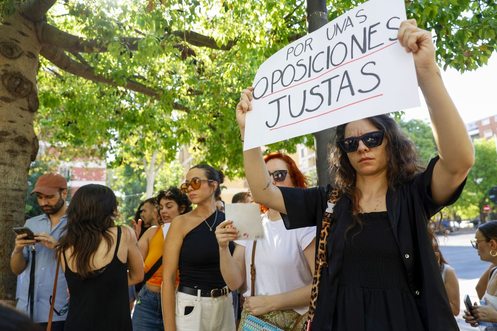 Las protestas de los opositores docentes a las puertas de la Consejería, en imágenes