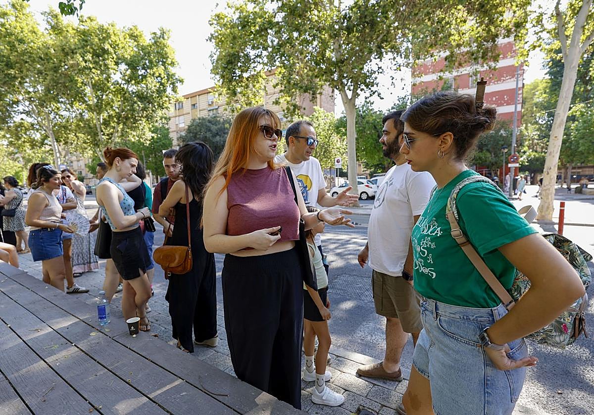 Las protestas de los opositores docentes a las puertas de la Consejería, en imágenes