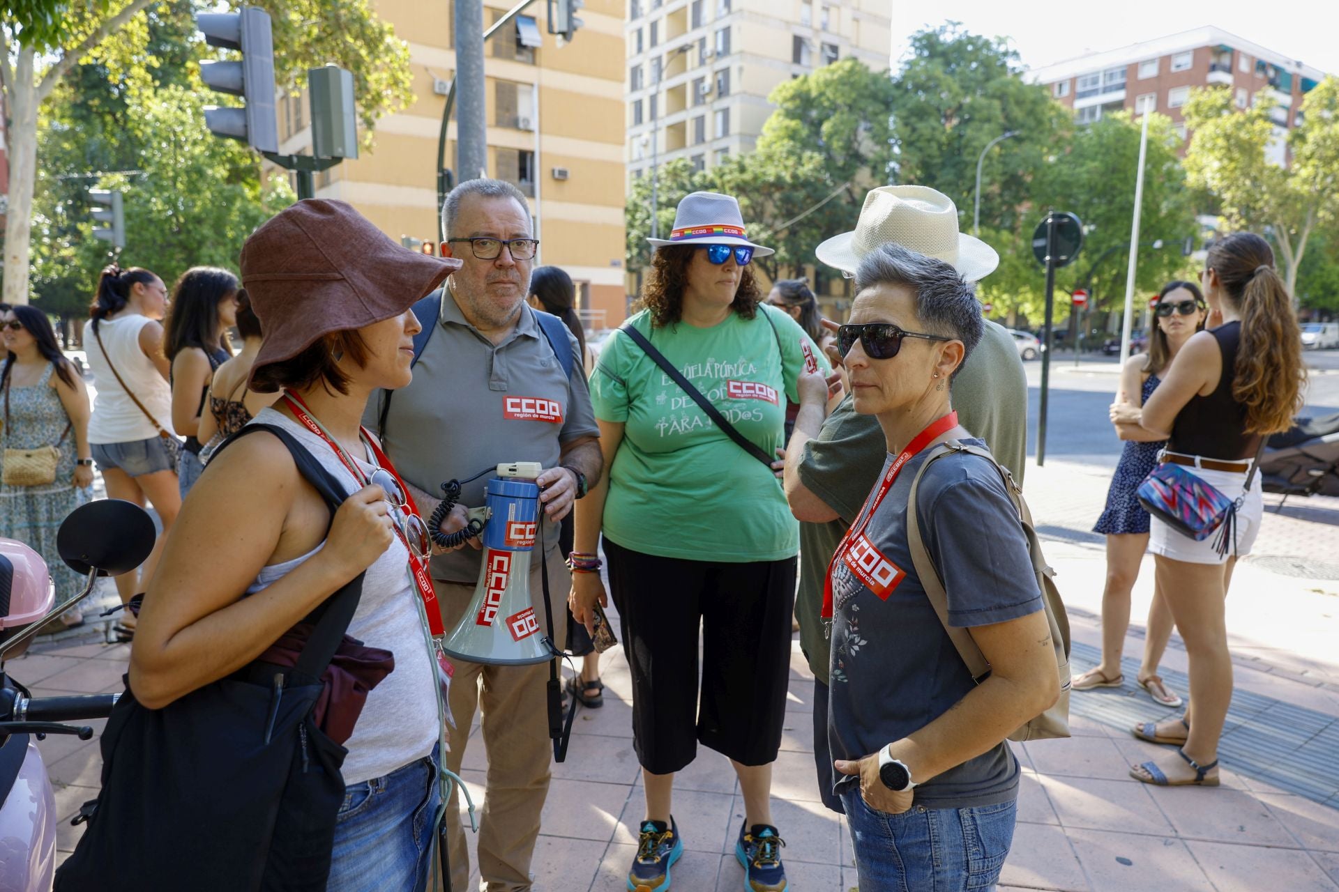 Las protestas de los opositores docentes a las puertas de la Consejería, en imágenes