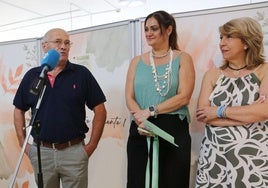 El pintor (1º izda) junto a la directora del centro y la concejal Isa López.