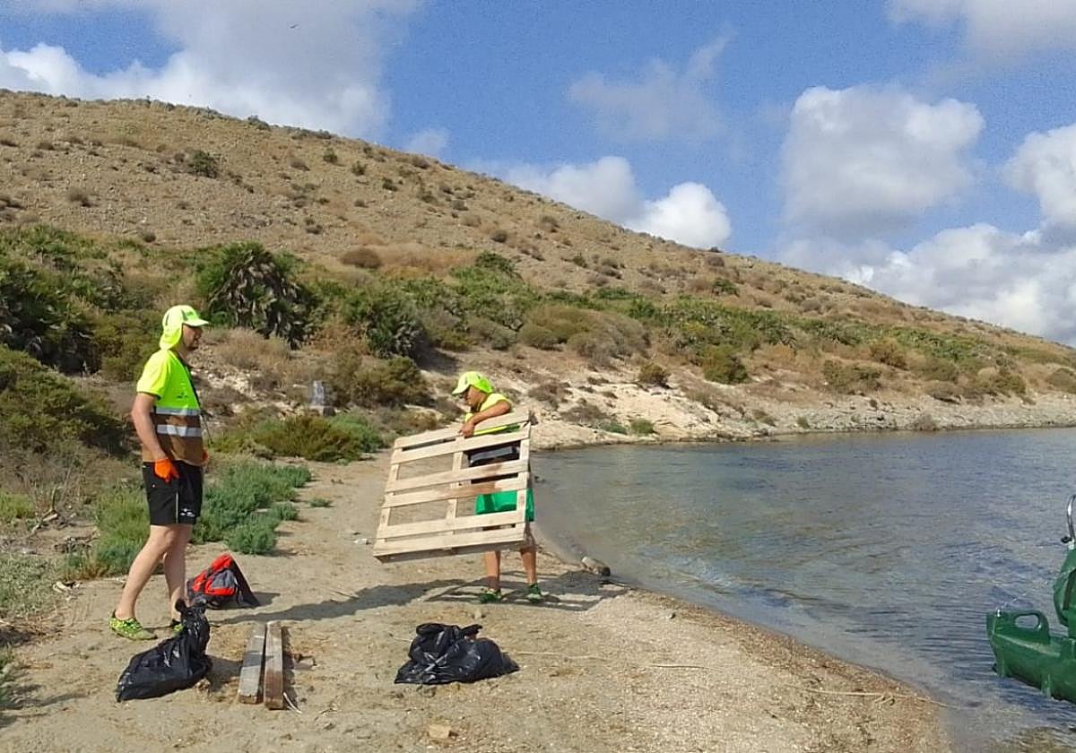 Agentes del servicio de Espacios naturales, ayer, en la isla del Ciervo.