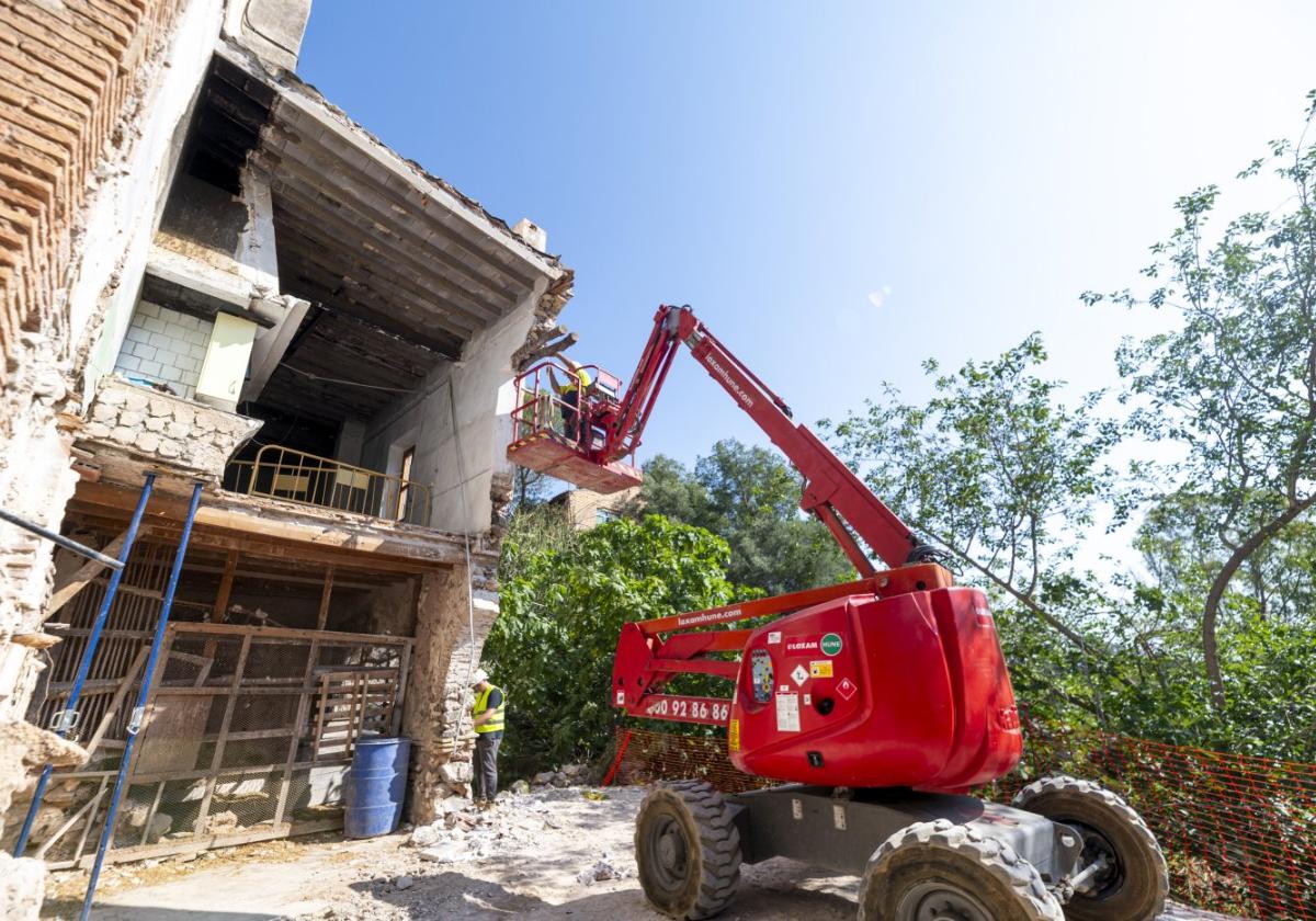 Trabajos de refuerzo de la estructura del edificio.