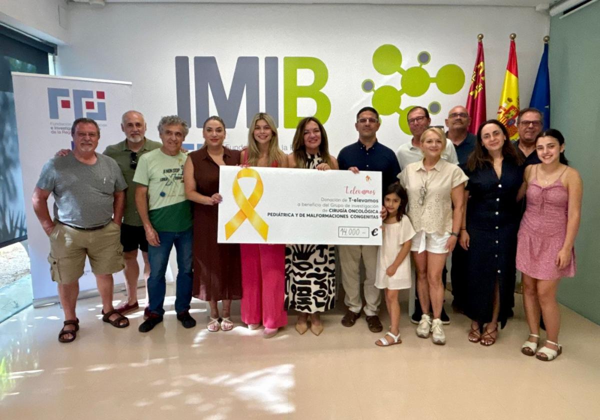 Entrega del cheque con la recaudación de la carrera.