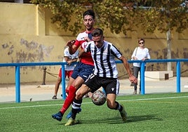 Alberto Puche protege el balón en el partido del Cartagena B en el campo de El Palmar.