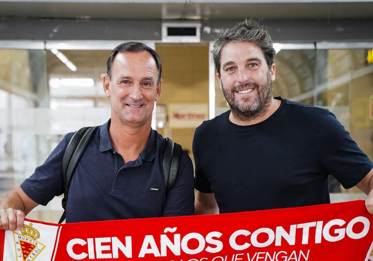 Joseba Etxeberria, nuevo entrenador del Real Murcia, posa con Asier Goiria, director deportivo.
