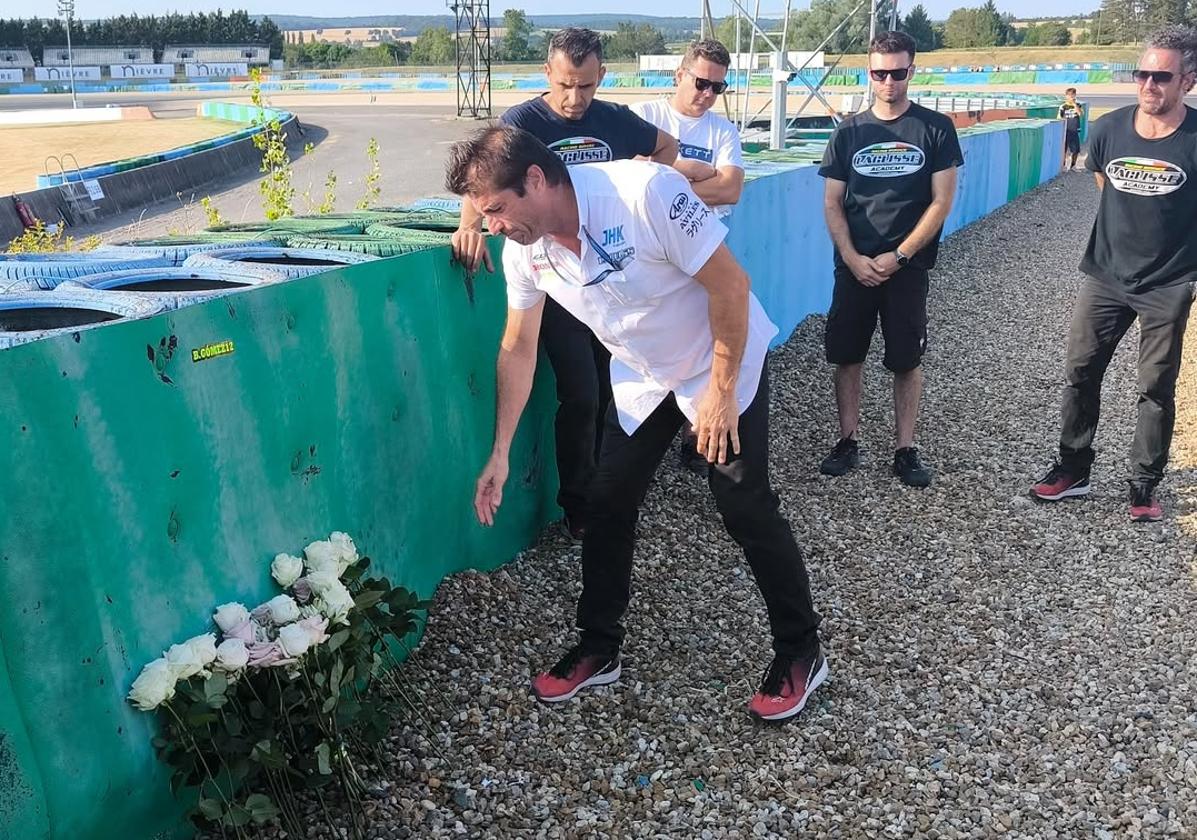 Integrantes del equipo Laglisse dejan varias rosas en el punto donde tuvo el accidente mortal Borja Gómez.