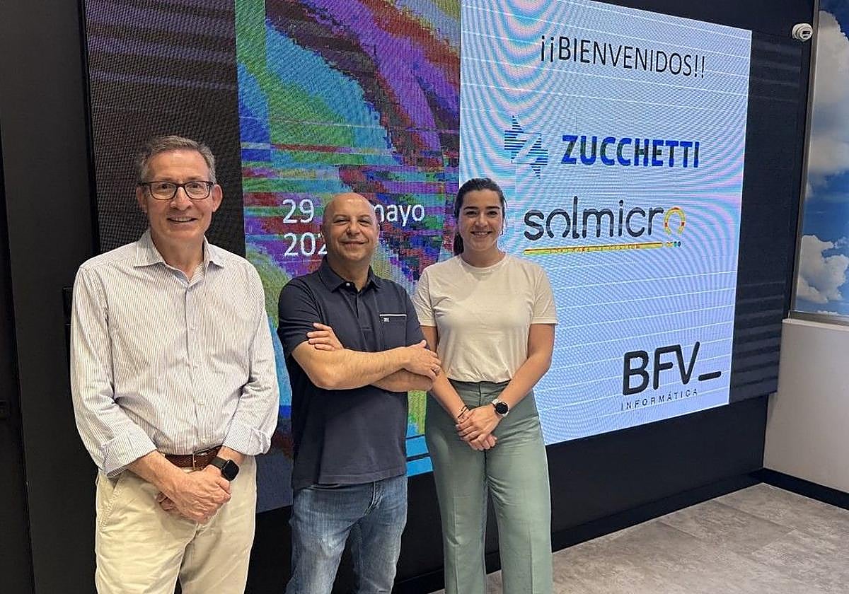 Antonio J. García Martín, Channel Manager de Zucchetti España; Víctor Manuel Lázaro Martín, CEO de BFV Informática; y Joana Jiménez López, Responsable de Canal de Zucchetti España.