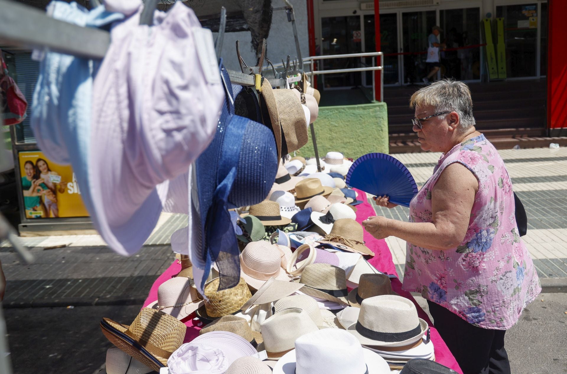 Calor en el mercado del Cénit de Cartagena, en imágenes