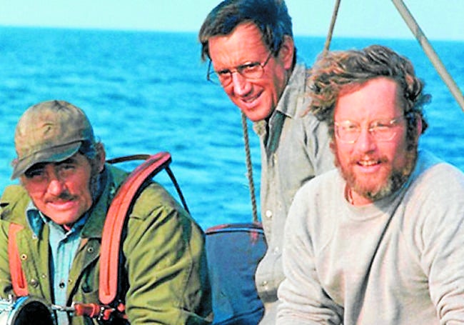 Robert Shaw, Roy Scheider y Richard Dreyfuss en un fotograma del largometraje.