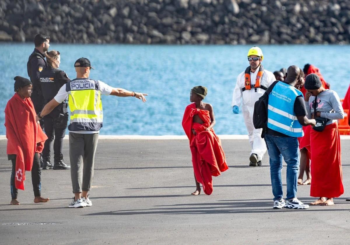 Varios menores migrantes llegan en cayuco a Lanzarote el 6 de enero.