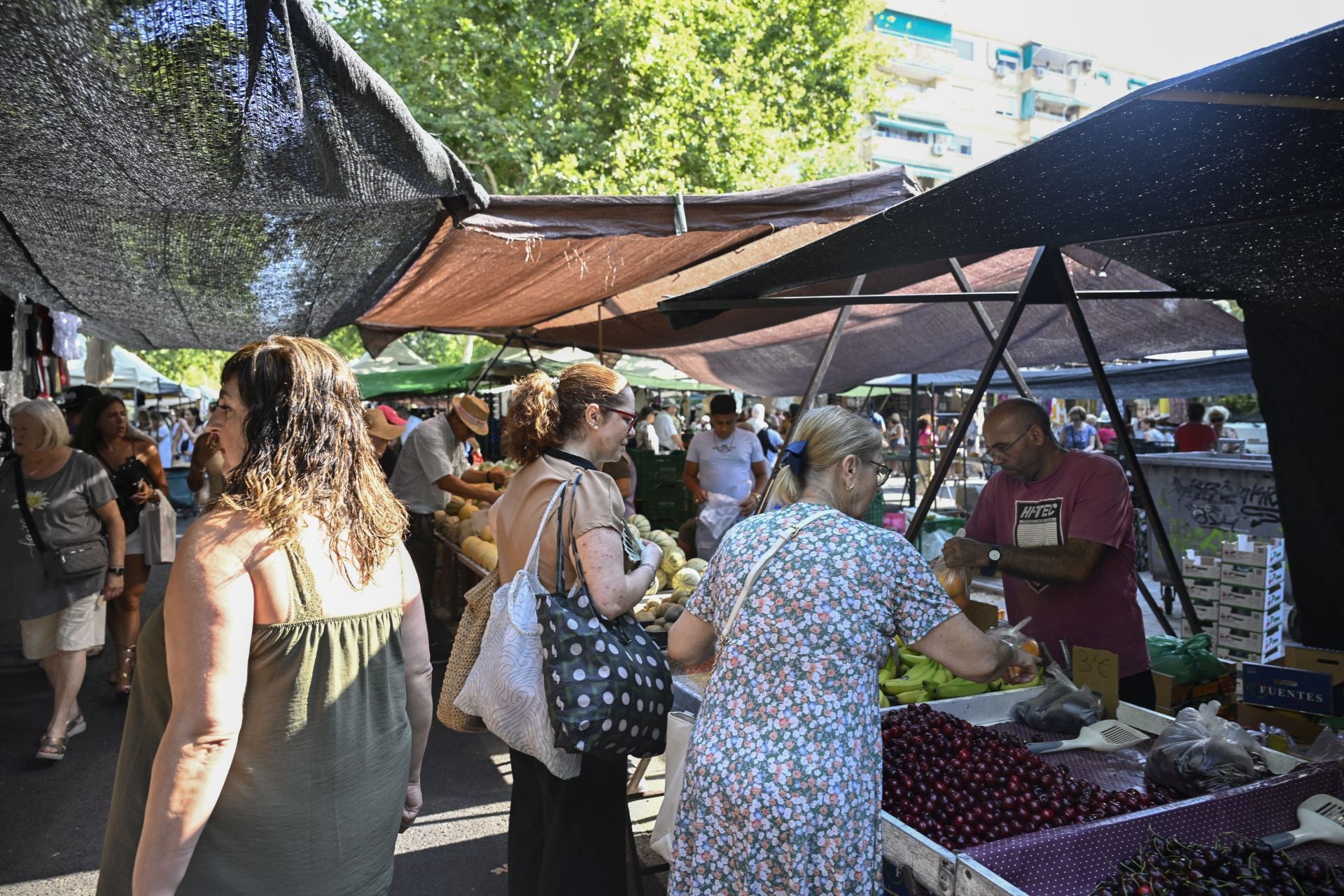Calor en el mercadillo de Murcia, en imágenes