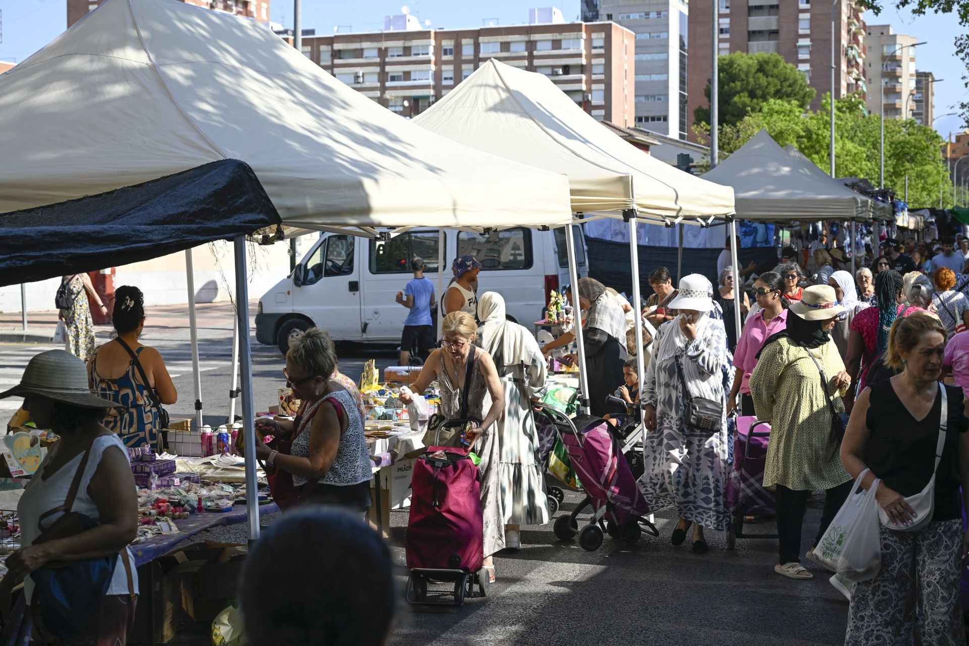 Calor en el mercadillo de Murcia, en imágenes