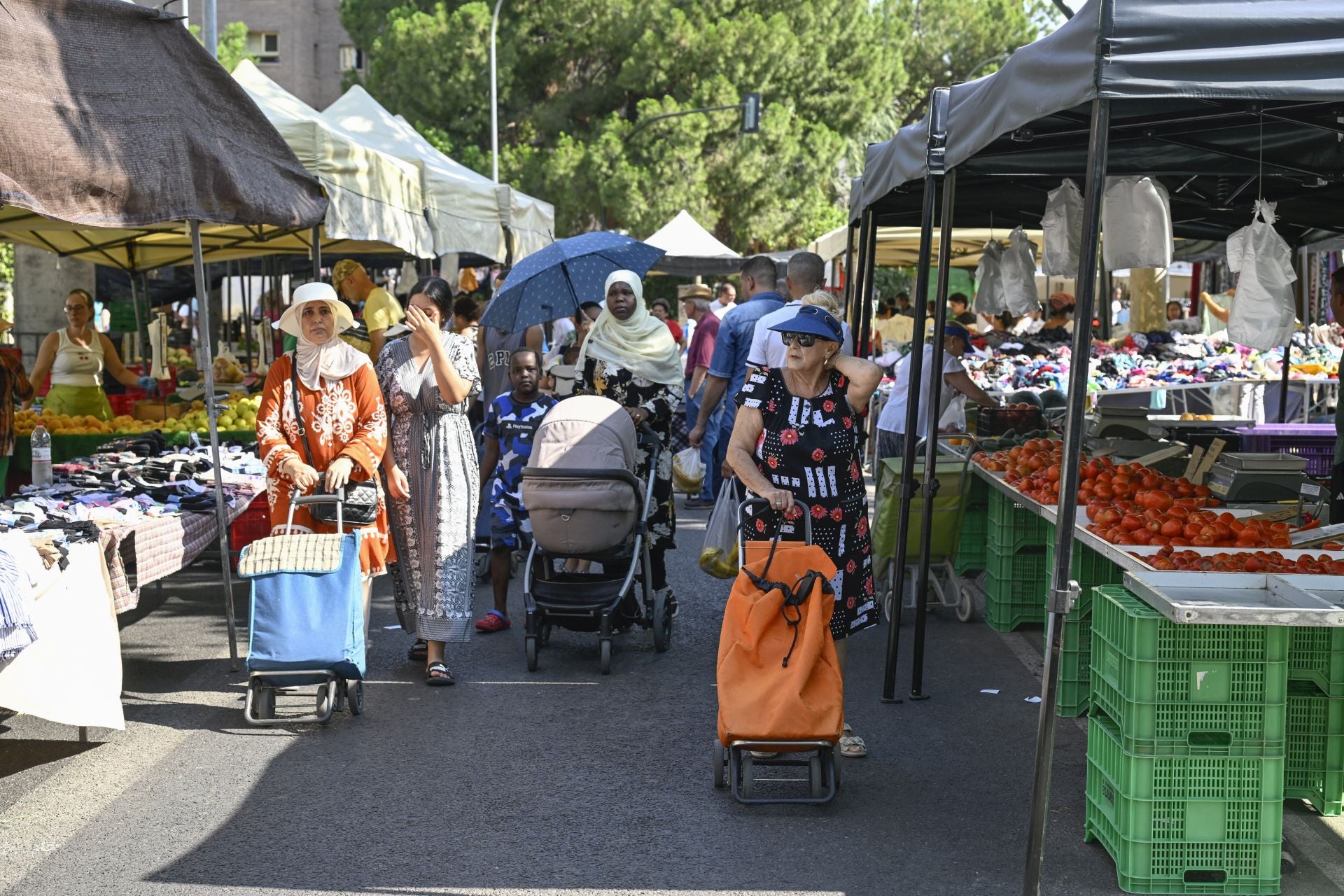 Calor en el mercadillo de Murcia, en imágenes