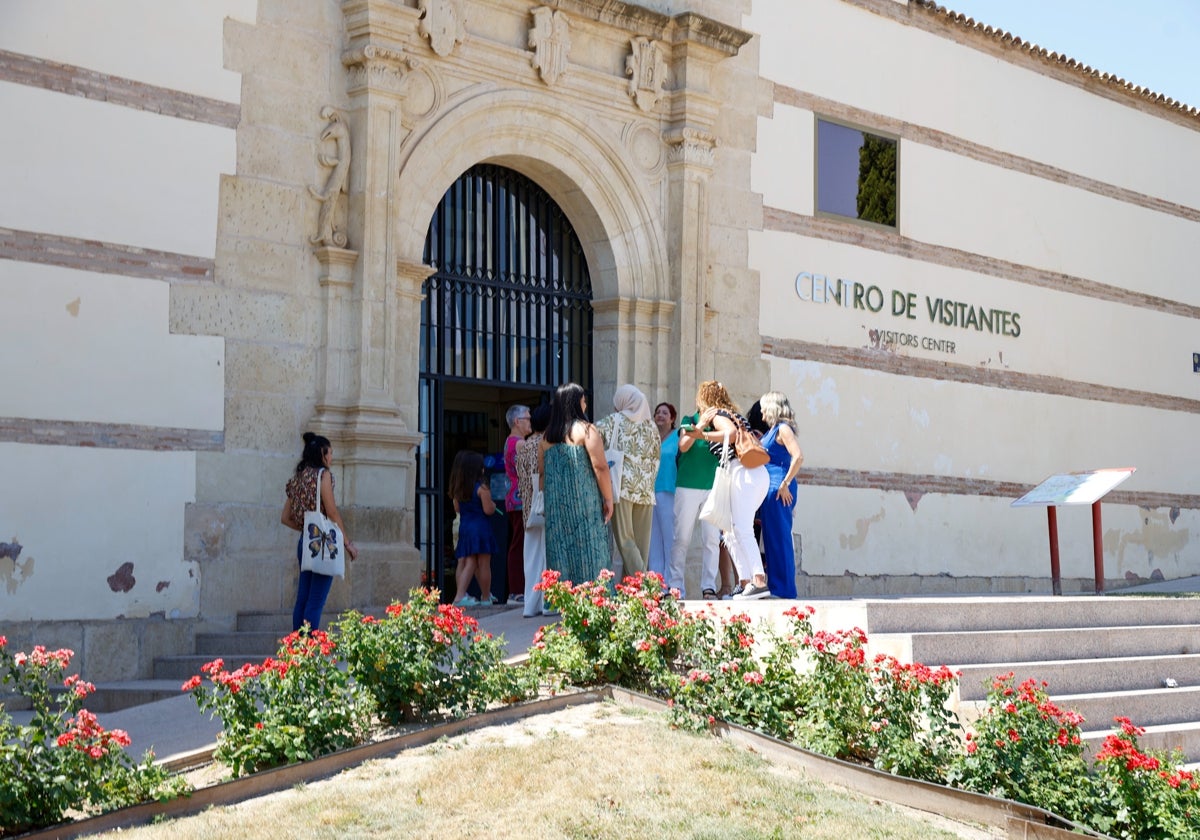 Turistas acceden al centro de visitantes de Lorca Taller del Tiempo.