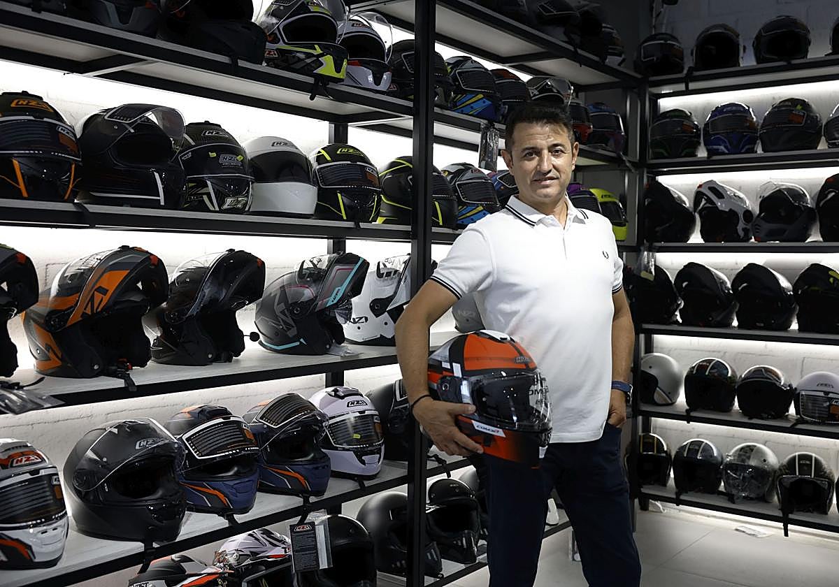 Nazario Ibáñez Ortín, en la tienda de NZI en Yecla.