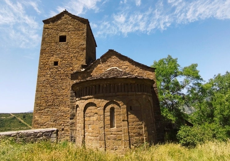 En un pequeño valle situado entre Lárrede y Sabiñánigo, bajo la ladera oeste del monte de Santa Orosia, se encuentra el núcleo de Satué, con su monumental iglesia románica dedicada a San Andrés.