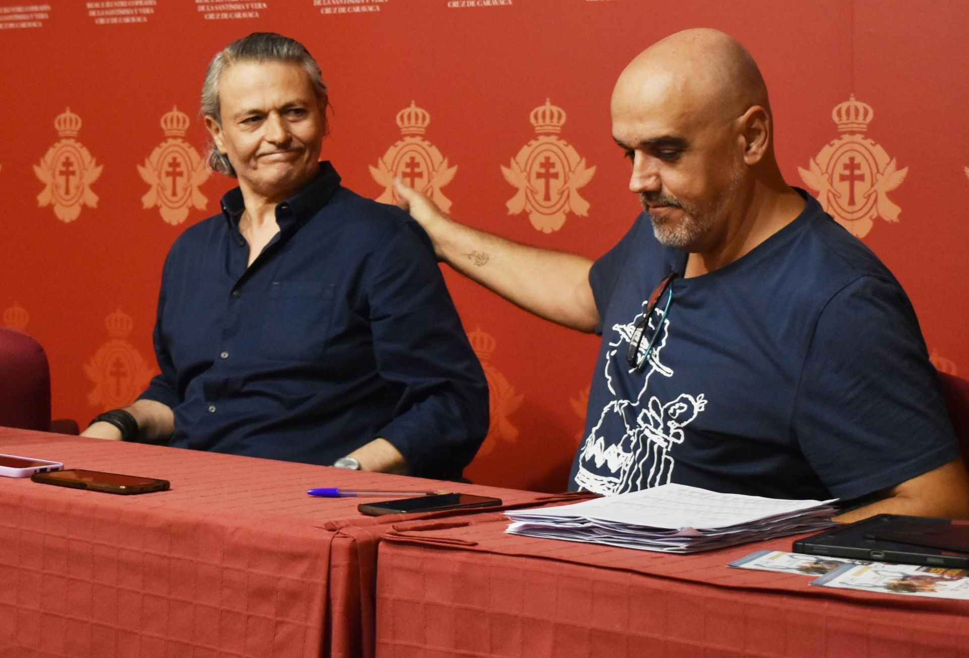 Jesús Torres recibe la felicitación de Franciso Hernández