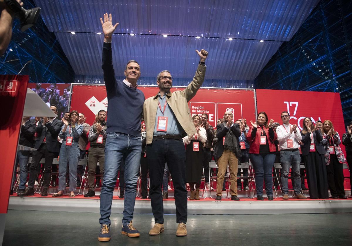 Pedro Sánchez y Francisco Lucas, en el congreso del PSRM.