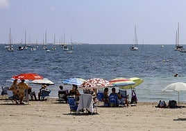 Barcos fondeados esta semana frente a una playa de Los Alcázares, en el Mar Menor.