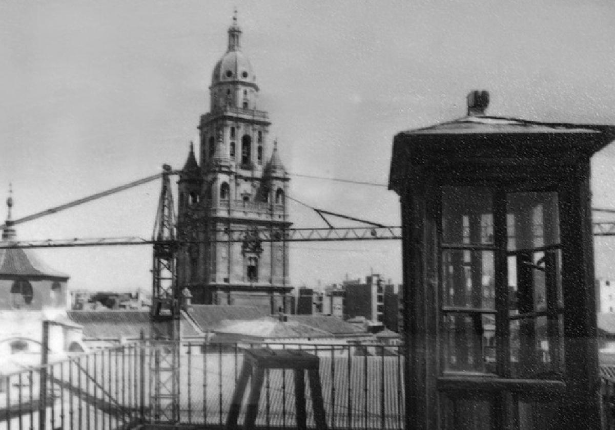 En esta fotografía puede verse el primer observatorio que tuvo Murcia, sobre el instituto Cascales actual, a cargo del físico Olayo Díaz.