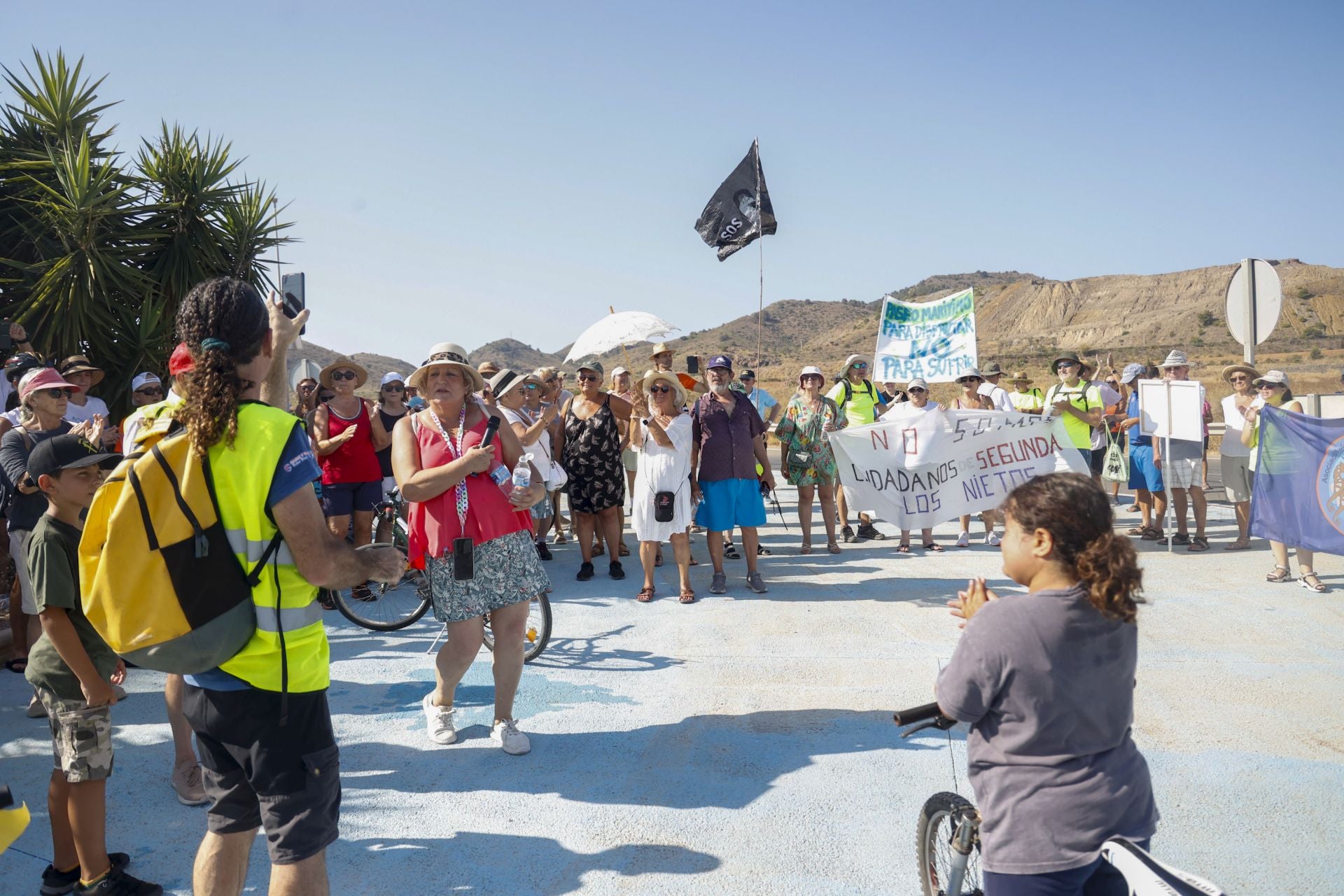 En imágenes, los vecinos de Los Nietos protestan por el abandono del pueblo
