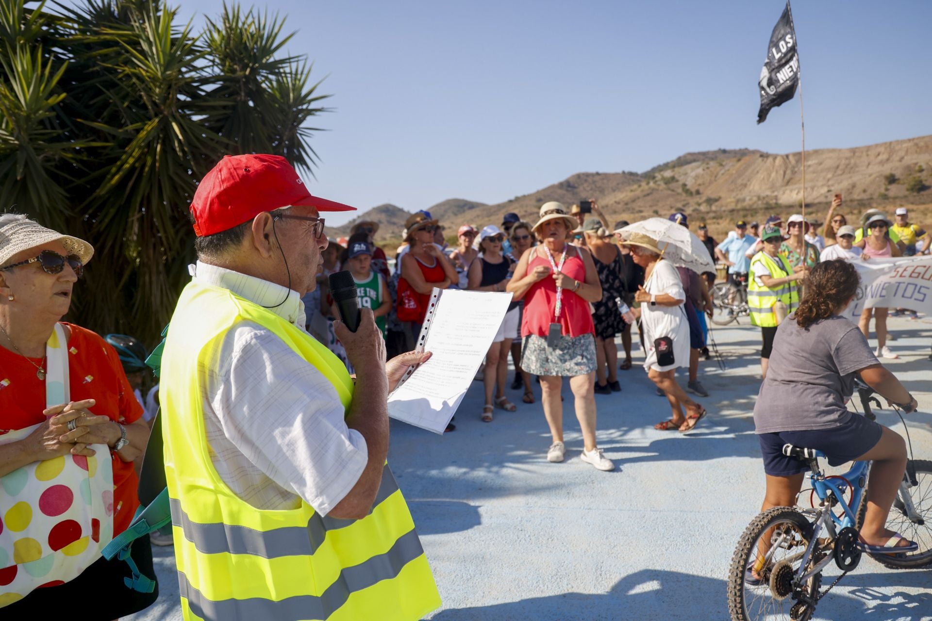 En imágenes, los vecinos de Los Nietos protestan por el abandono del pueblo