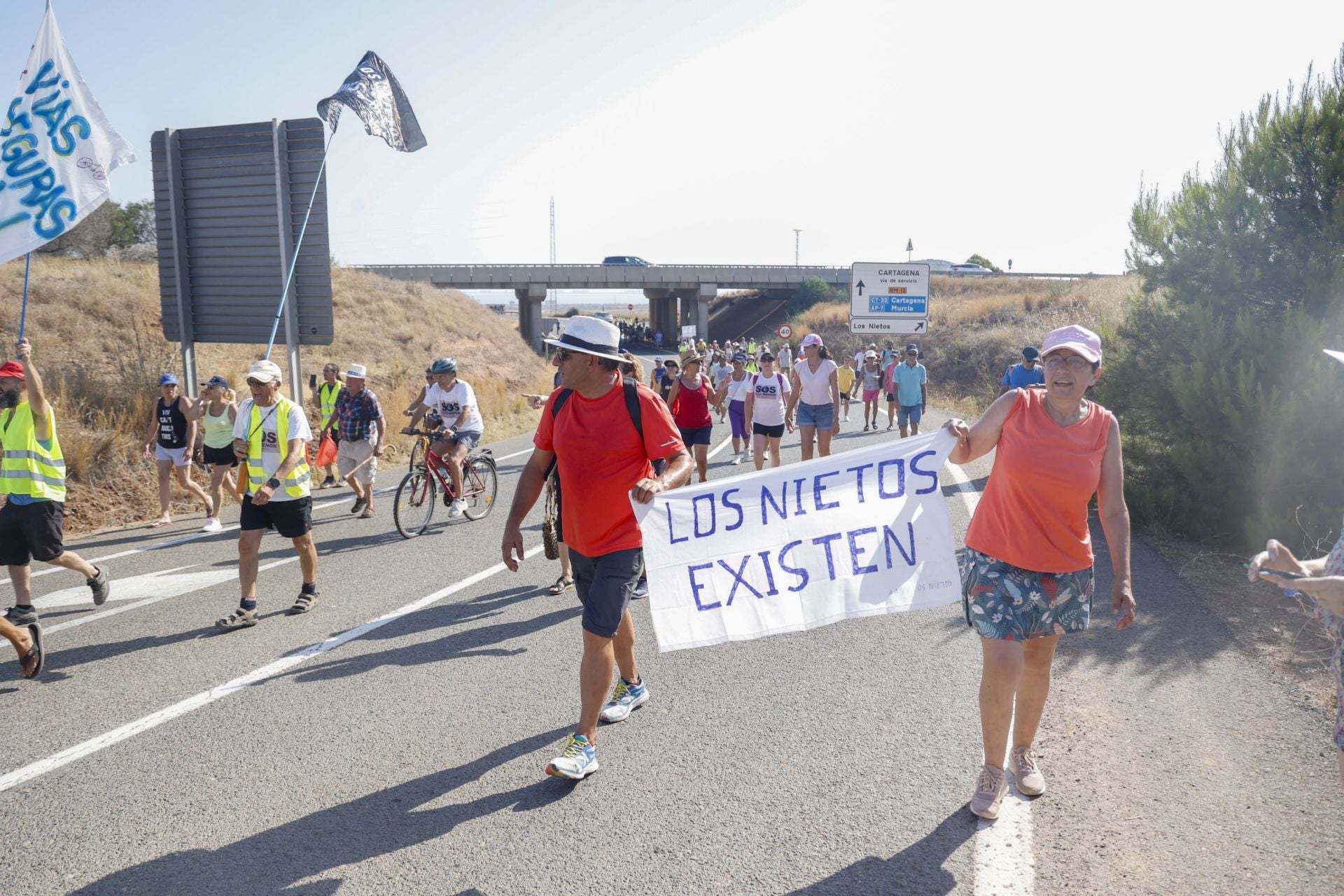 En imágenes, los vecinos de Los Nietos protestan por el abandono del pueblo