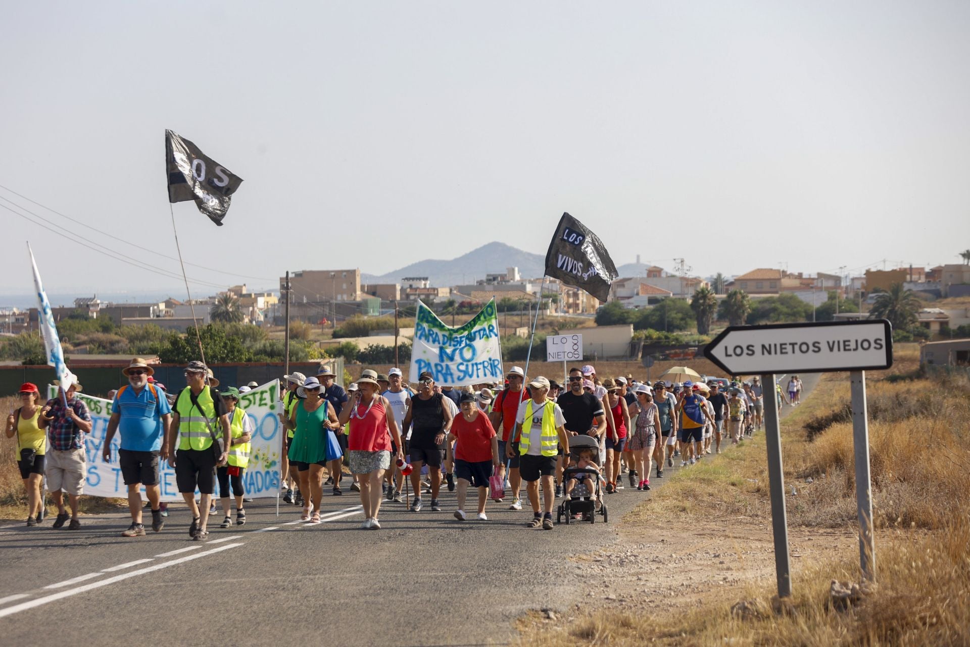 En imágenes, los vecinos de Los Nietos protestan por el abandono del pueblo