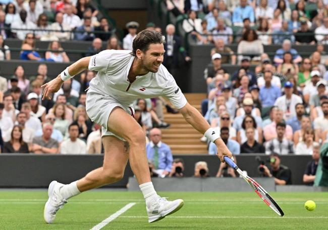 Cameron Norrie, rival de Alcaraz mañana en cuartos, intenta alcanzar una bola, ayer, ante Jarry.