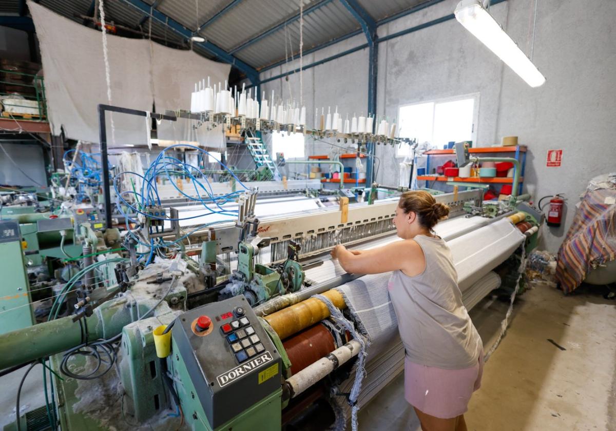 Una trabajadora de la empresa de fabricación de jarapas ubicada en Coy maneja los telares.