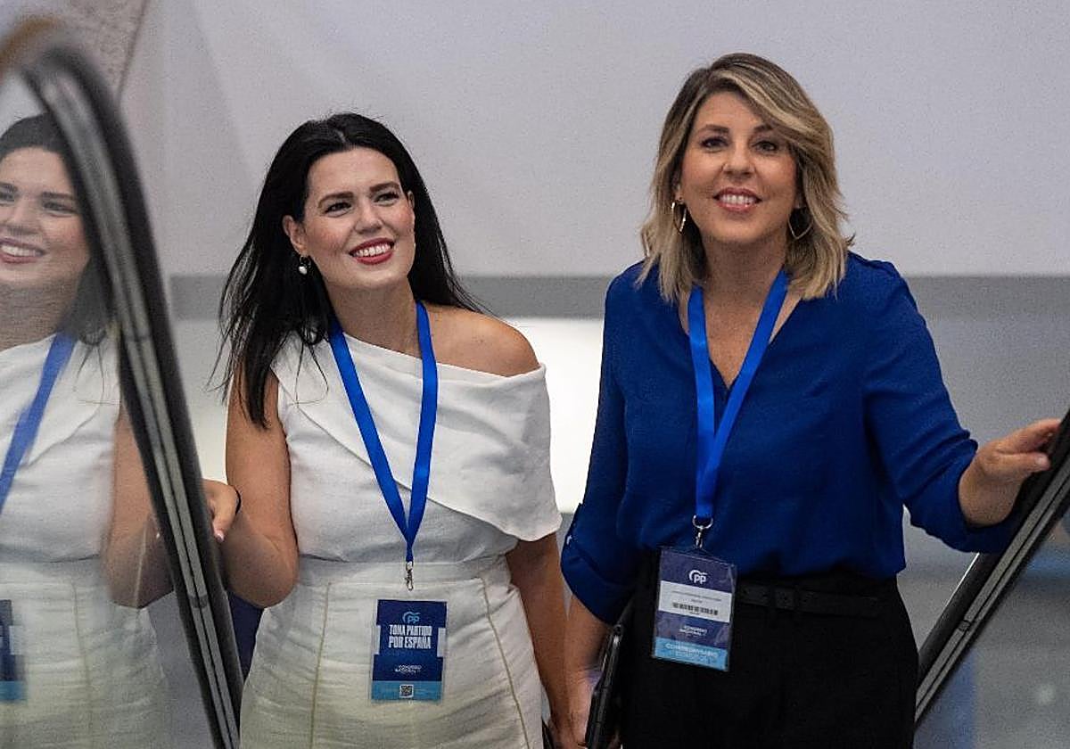 Miriam Guardiola y Noelia Arroyo, este domingo, en el Congreso nacional del PP.