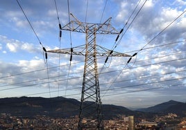 Un tendido eléctrico de alta tensión, en una imagen de archivo.