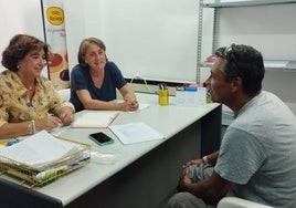 t Dos voluntarias de la parroquia El Salvador de Caravaca, con un usuario.
