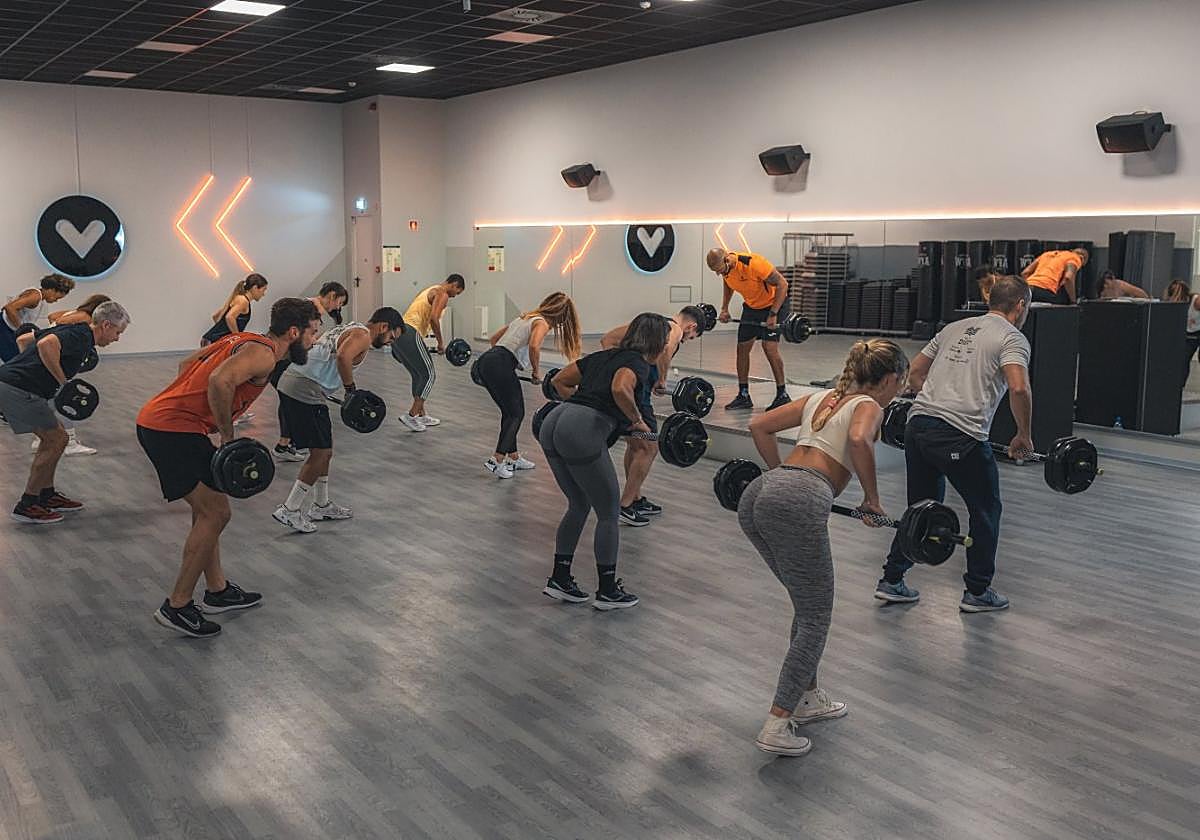 Un grupo de personas en plena actividad deportiva en uno de los gimnasios de VivaGym.