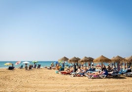 Imagen de archivo del servicio de sombrillas y hamacas en la playa de Los Náufragos.