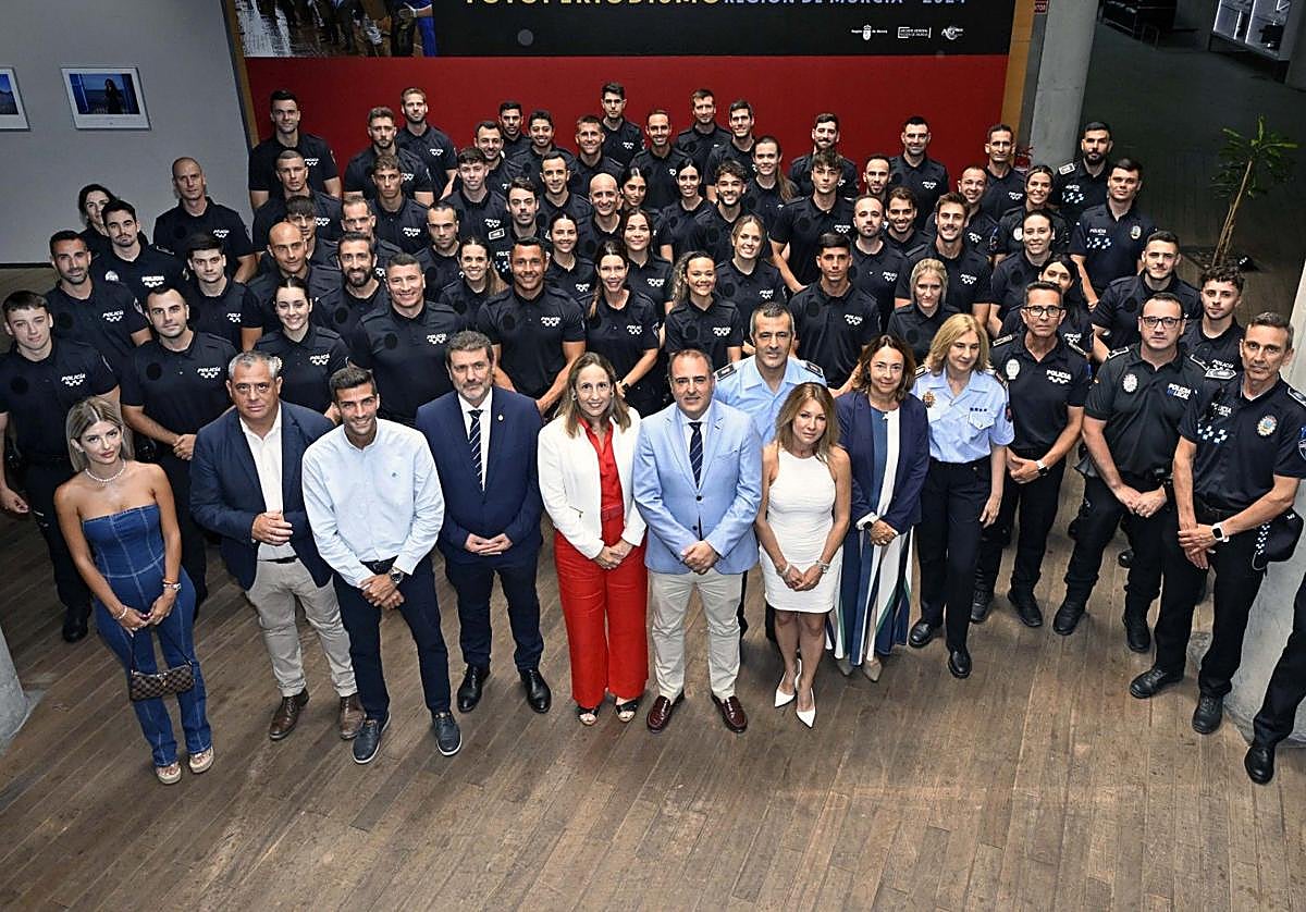 Los directores generales de Función Pública y de Administración Local, junto con los 60 nuevos agentes.