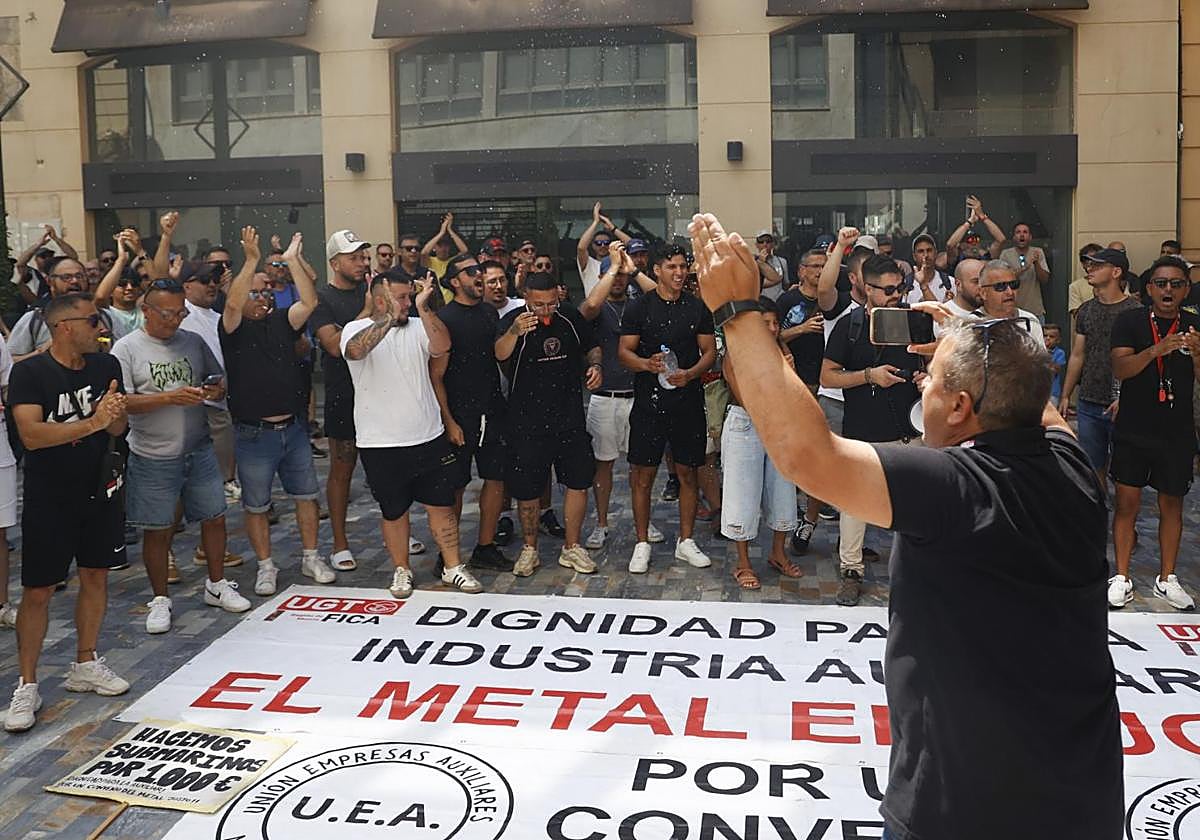 Los trabajadores, concentrados este martes frente a la sede de la Cámara de Comercio en la plaza Castellini, donde tenía lugar la reunión con la Fremm.