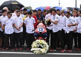 El equipo Laglisse, del piloto sanjaviereño Borja Gómez, y corredores guardan un minuto de silencio.