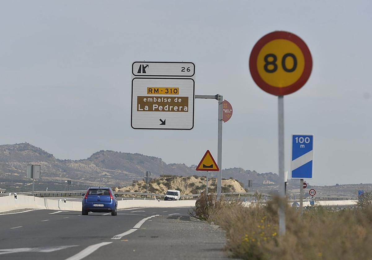 La autovía Zeneta-San Javier sufre un grave deterioro persistente, como se observa en la imagen, que obliga a continuas reparaciones.