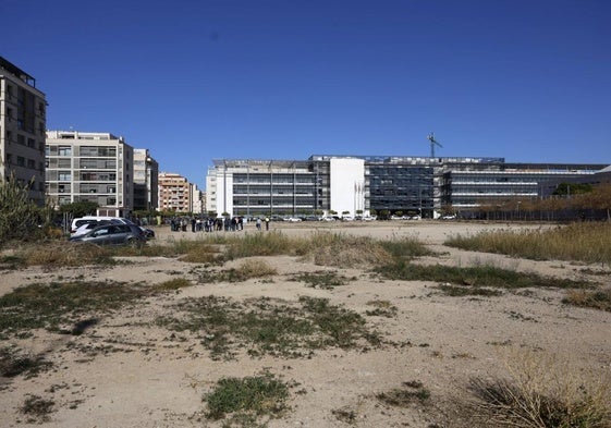 La parcela para el nuevo aparcamiento disuasorio ocupa una superficie de casi 10.500 metros cuadrados.