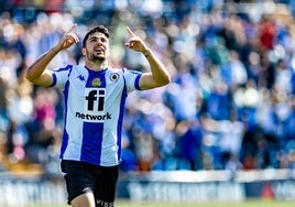 Alvarito, nuevo jugador del UCAM, celebra un gol con la camiseta del Hércules.