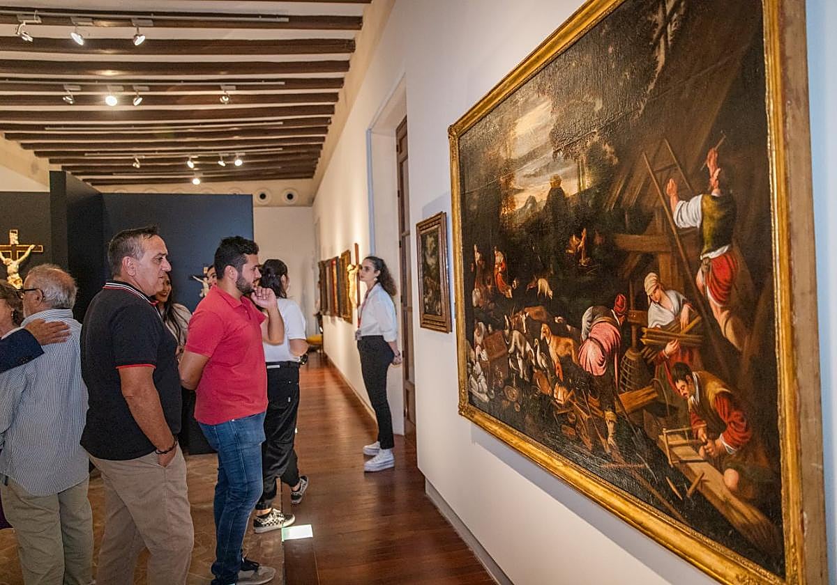 Visitantes en el Museo Diocesano de Arte Sacro.