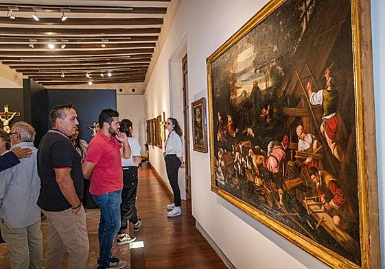 Visitantes en el Museo Diocesano de Arte Sacro.