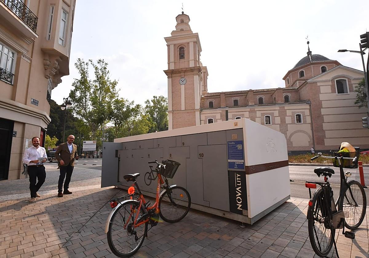 El nuevo aparcamiento cerrado para bicicletas y patinetes ubicado en la plaza González Conde.