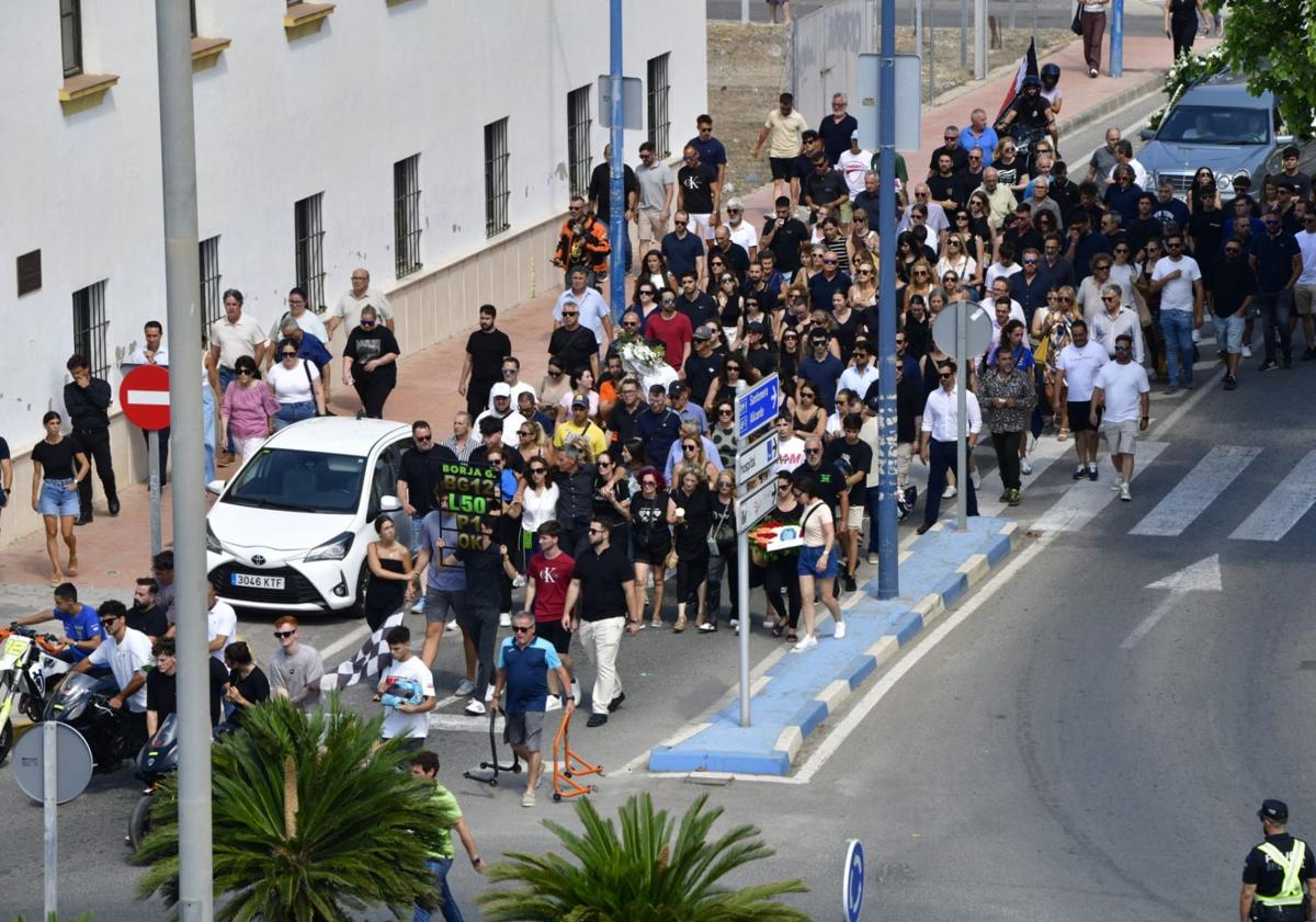 Imagen principal - Un mar de lágrimas y un cariño sobrecogedor a dos ruedas: San Javier despide a Borja Gómez con el alma rota