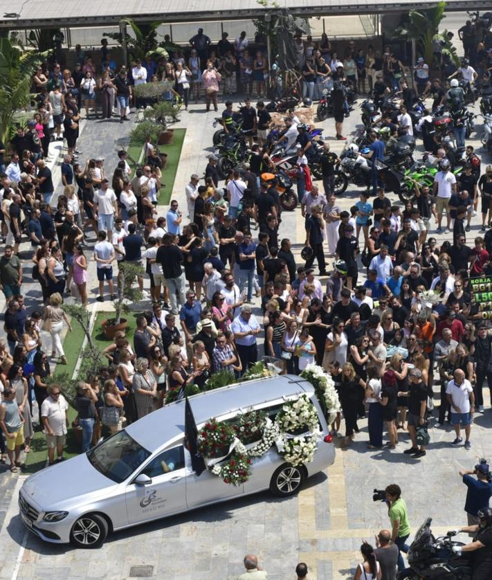 Imagen secundaria 2 - Un mar de lágrimas y un cariño sobrecogedor a dos ruedas: San Javier despide a Borja Gómez con el alma rota